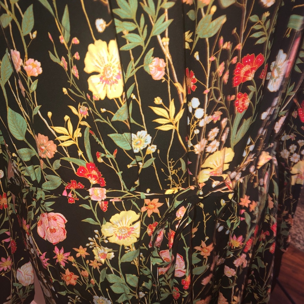 👗Loft FLORAL RUFFLE Split NECK Tie DRESS In BLACK - Picture 4 of 8